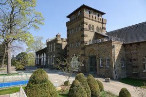 Die Nordseite der Burg im Frühjahr 2019 mit dem "alten Burgturmaufsatz"-Funkerebene